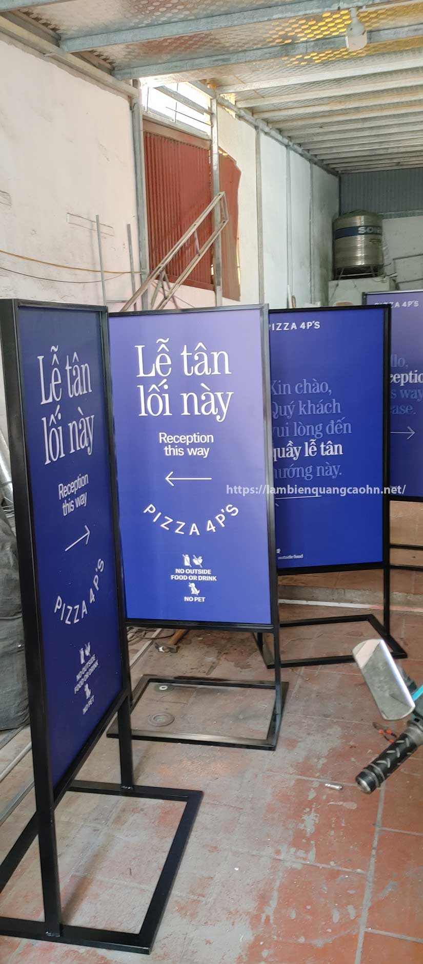 standee khung sắt