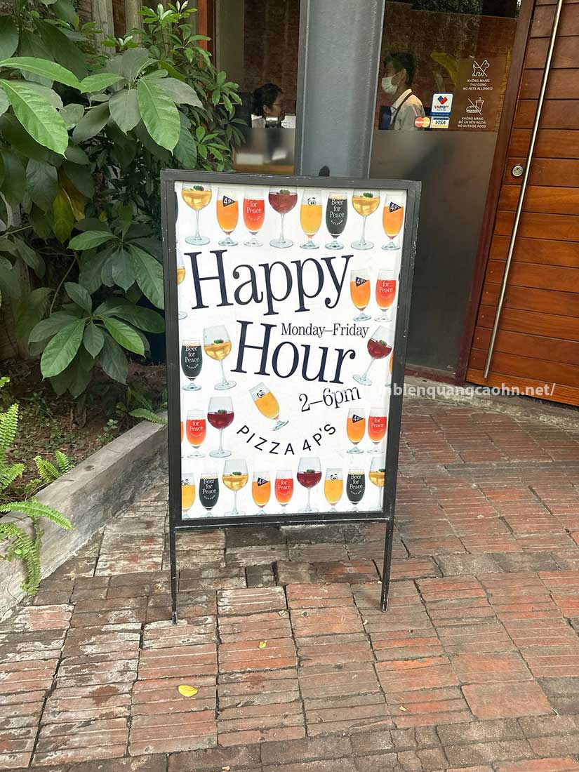 standee khung sắt