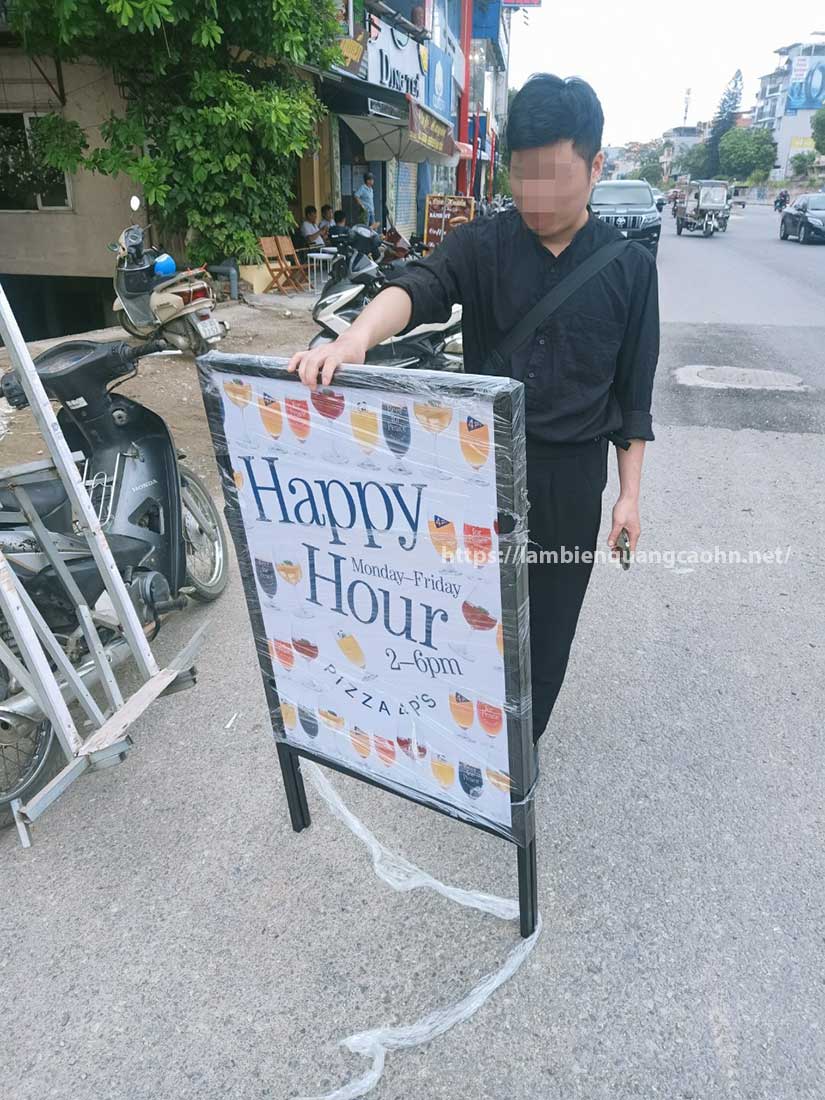 standee khung sắt