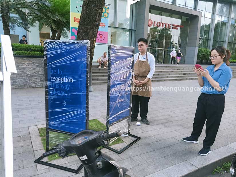 standee khung sắt