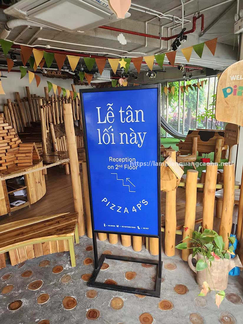 standee khung sắt