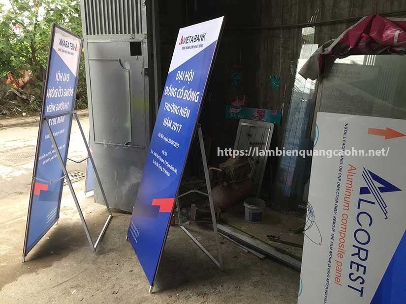 Standee quảng cáo chữ A