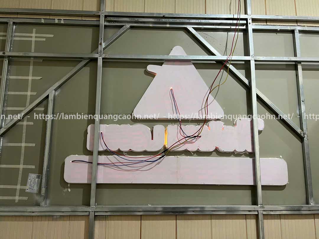 Vách logo quầy lễ tân