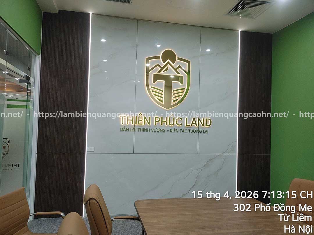 Vách logo quầy lễ tân