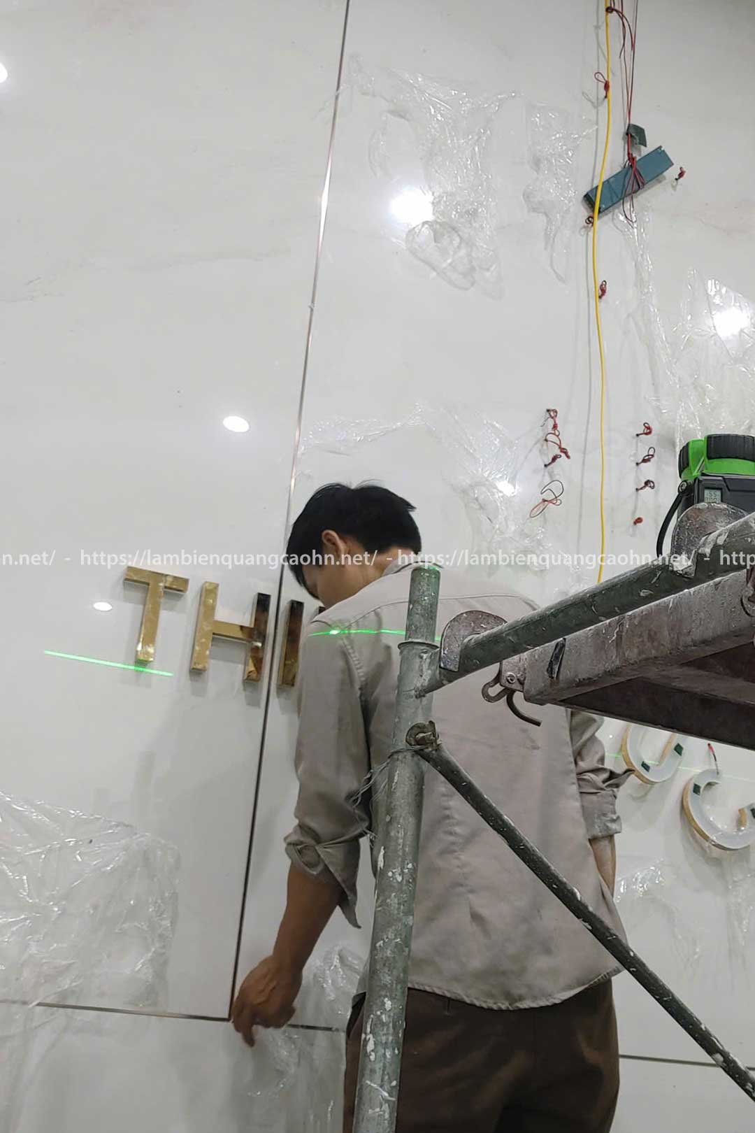 Vách logo quầy lễ tân