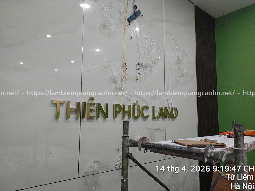 Vách logo quầy lễ tân
