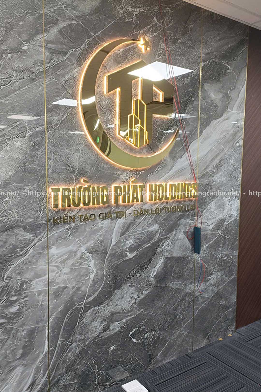 Vách logo quầy lễ tân