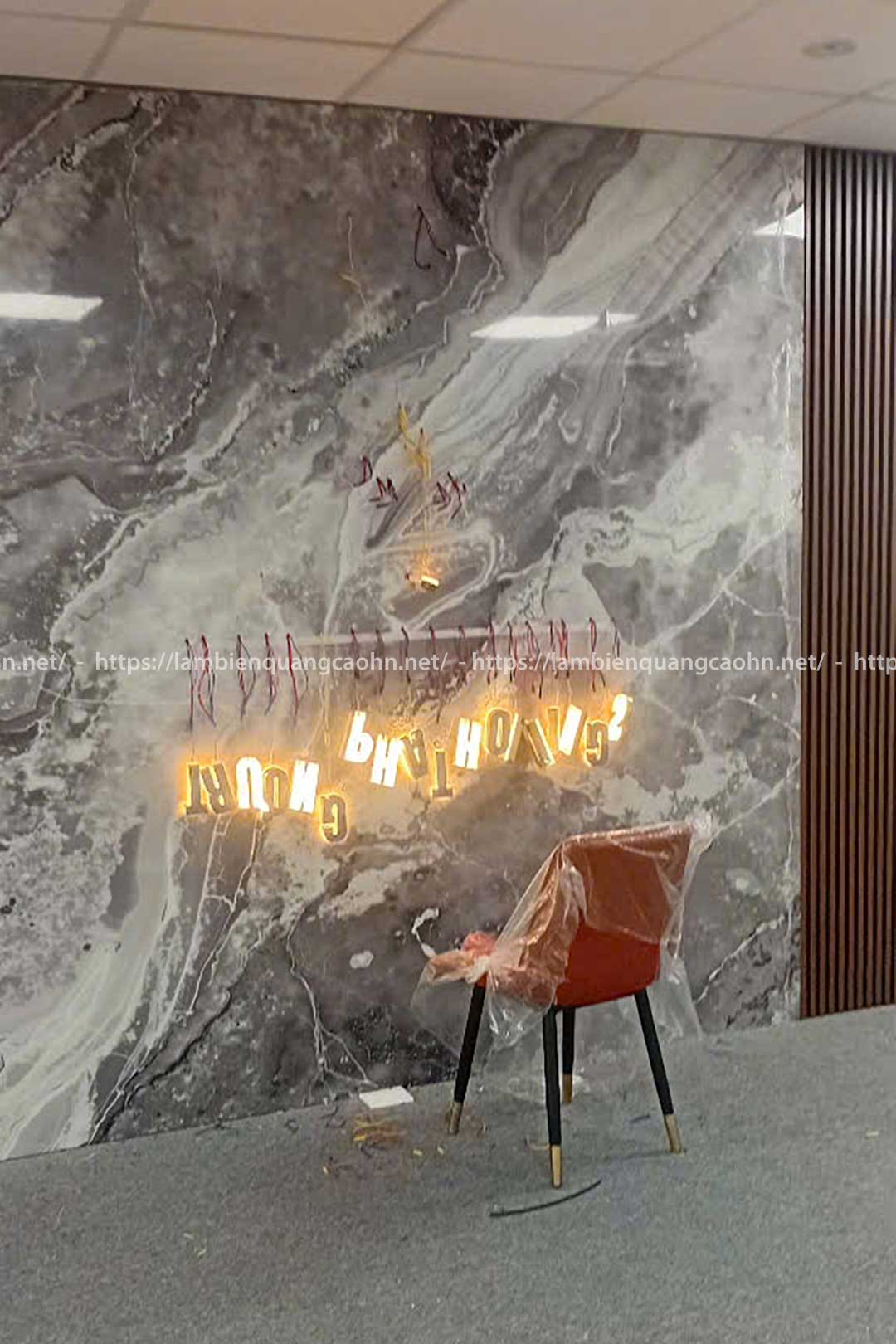 Vách logo quầy lễ tân