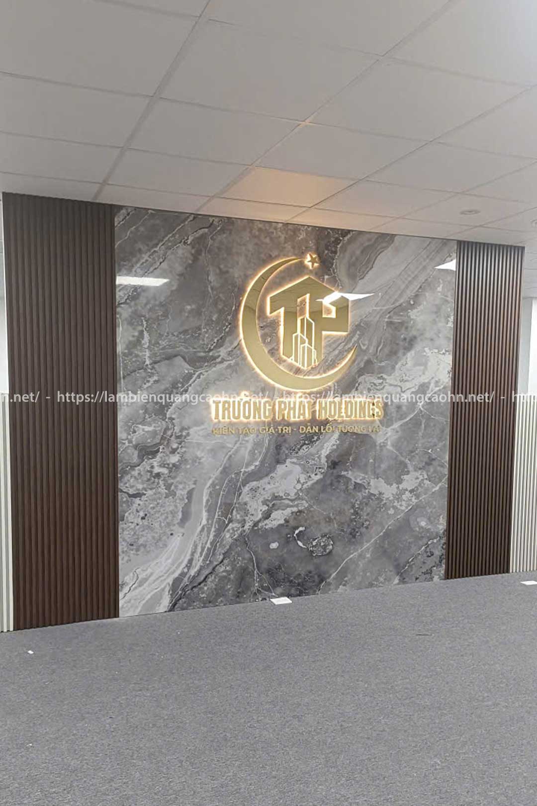 Vách logo quầy lễ tân