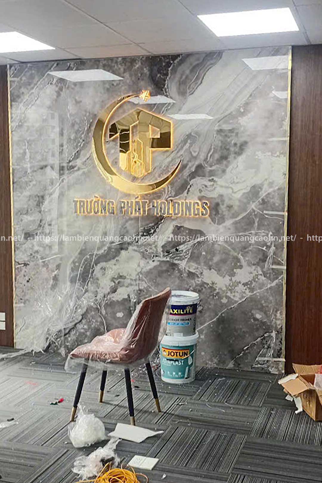 Vách logo quầy lễ tân