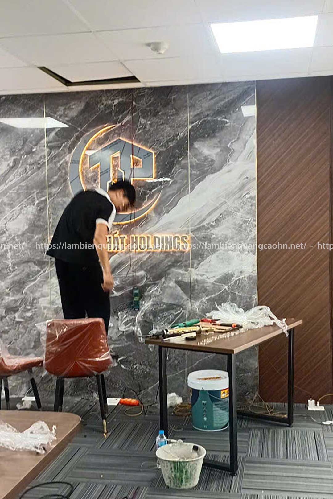 Vách logo quầy lễ tân