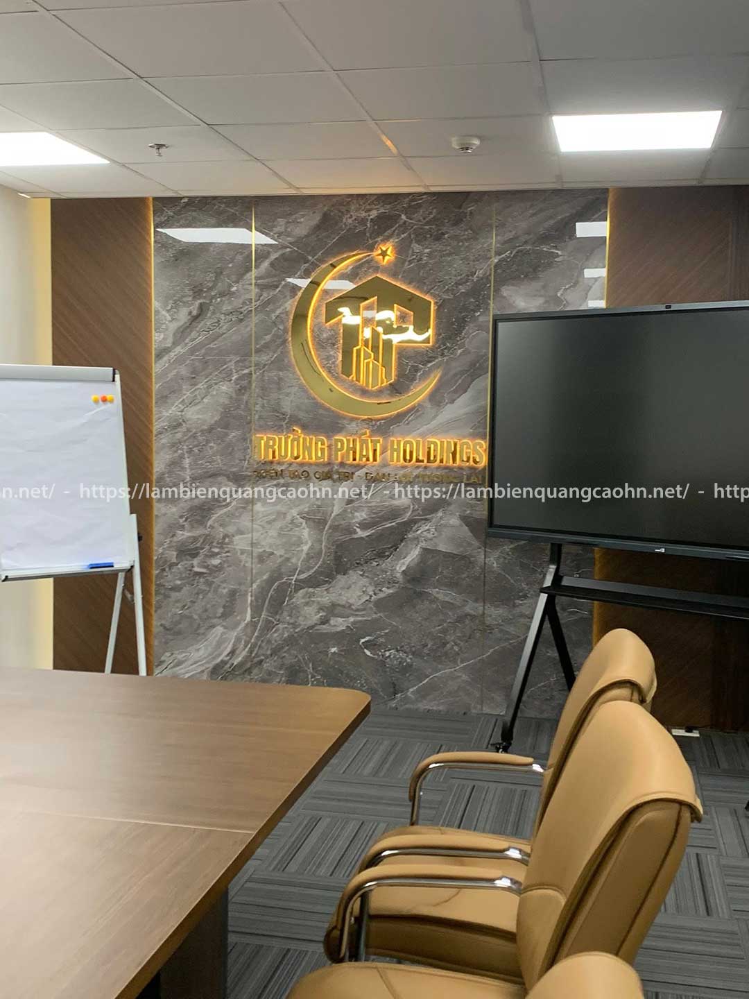 Vách logo quầy lễ tân
