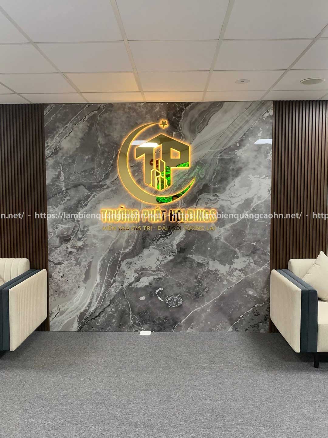 Vách logo quầy lễ tân