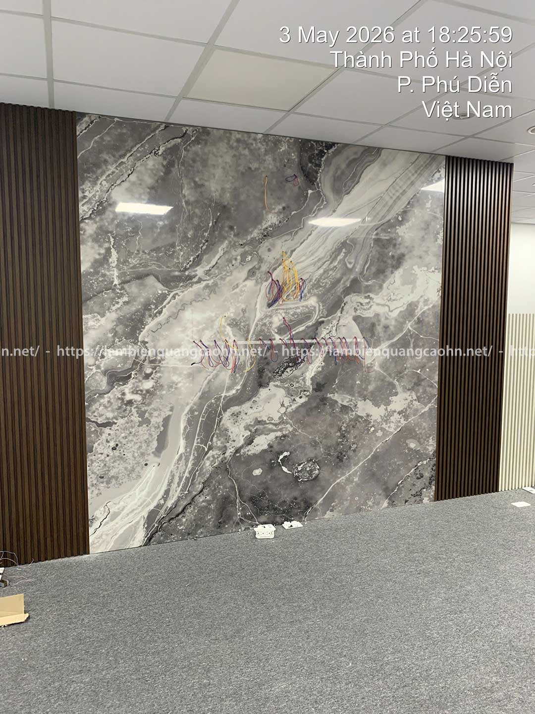 Vách logo quầy lễ tân