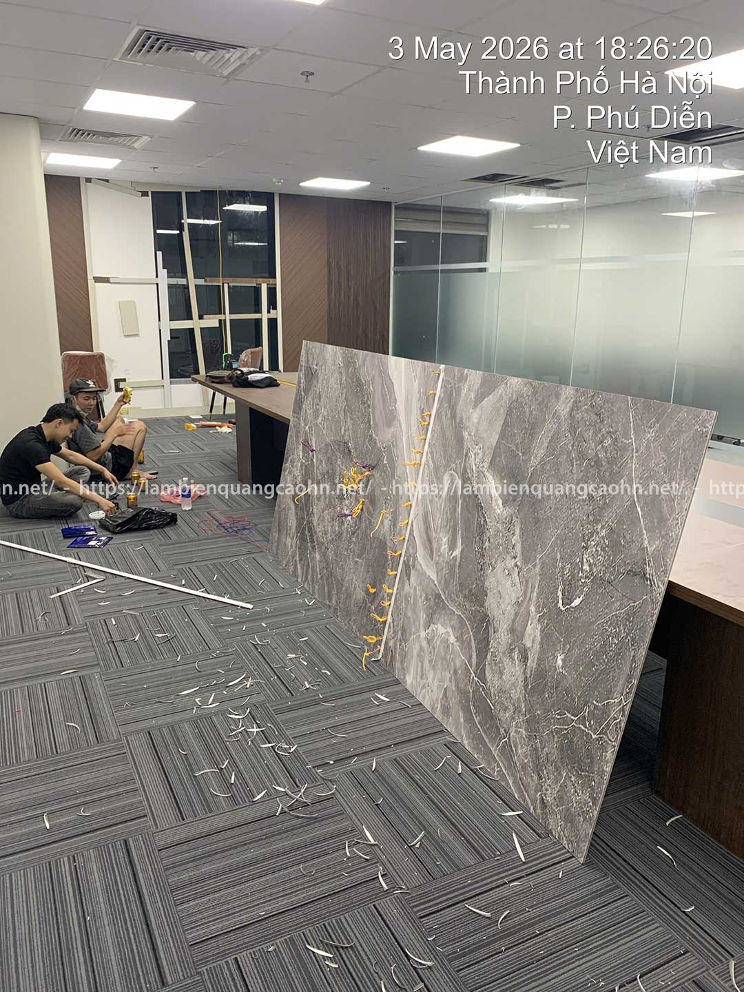 Vách logo quầy lễ tân
