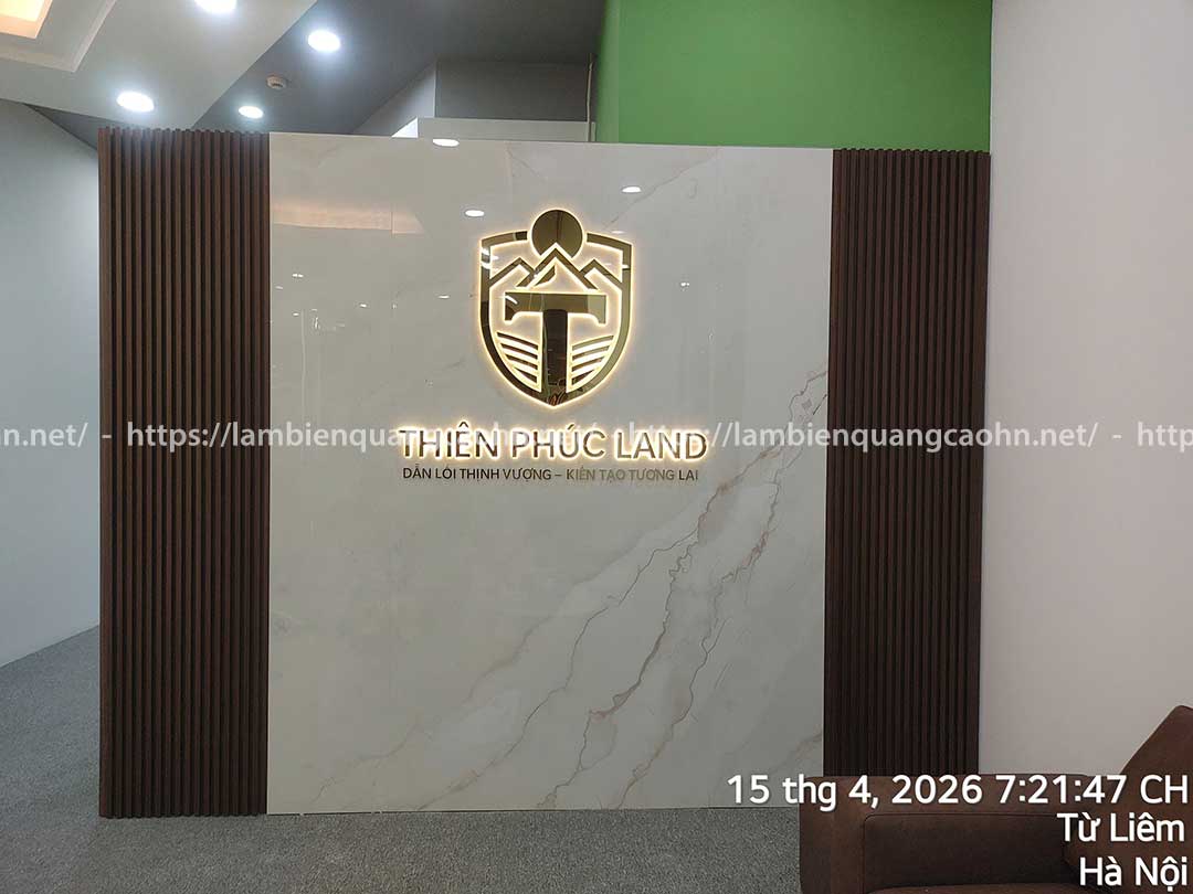 Vách logo quầy lễ tân