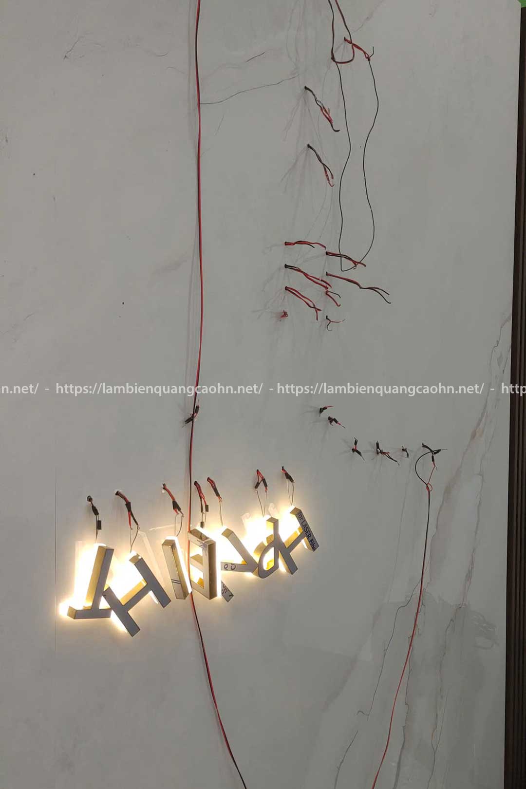 Vách logo quầy lễ tân