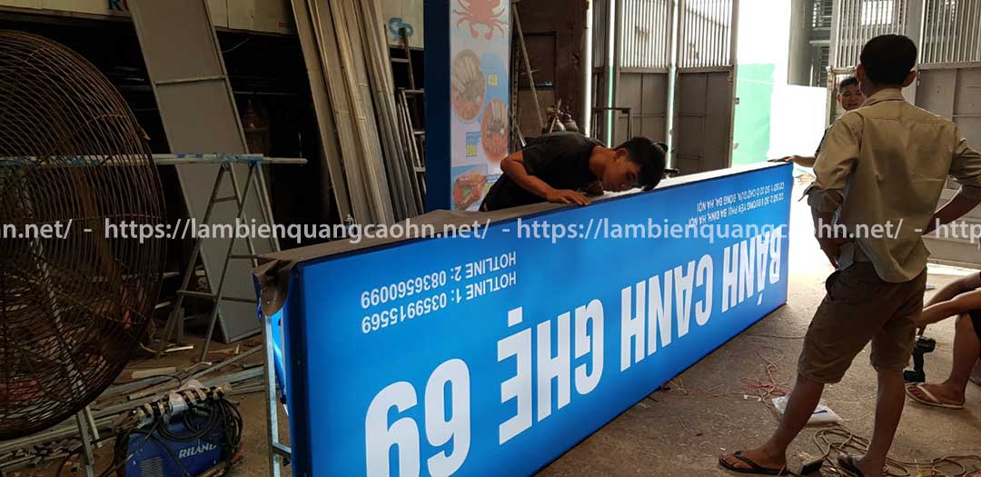 Vật liệu trong suốt làm biển quảng cáo
