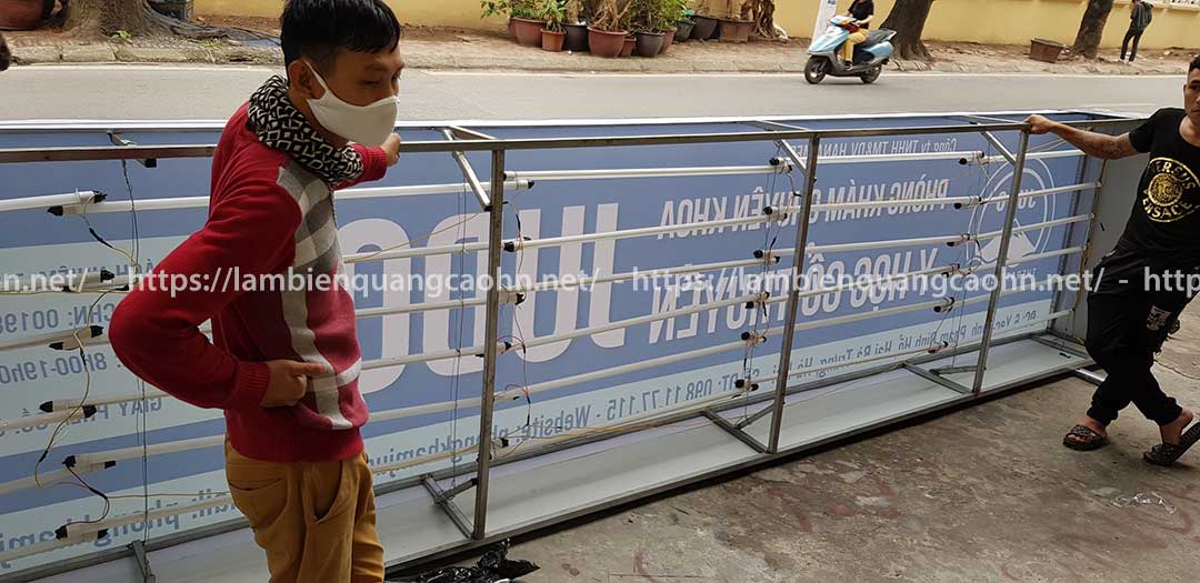 Vật liệu trong suốt làm biển quảng cáo