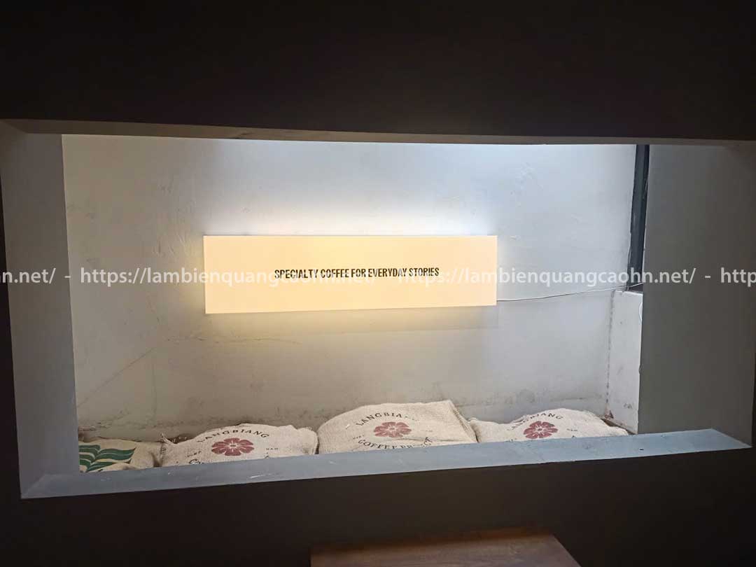 Vật liệu trong suốt làm biển quảng cáo