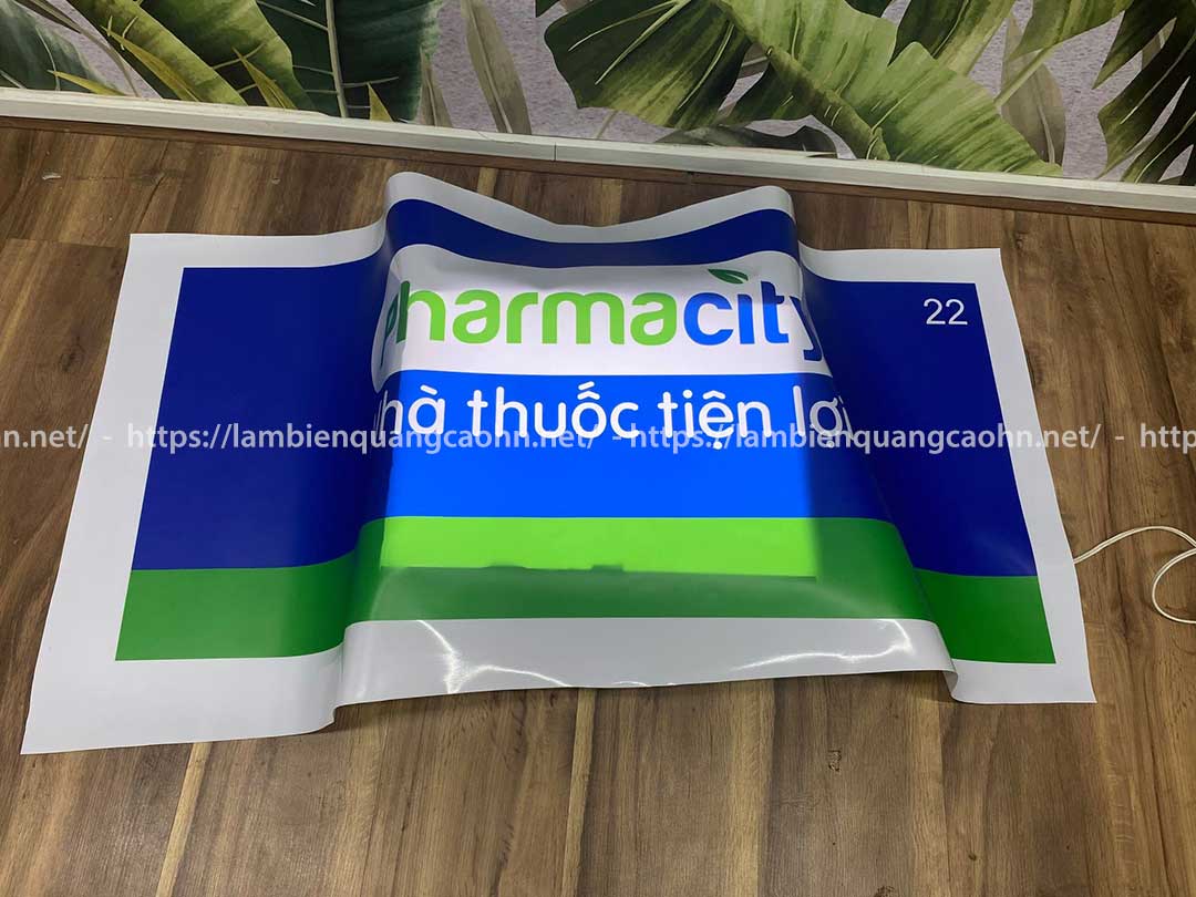 Vật liệu trong suốt làm biển quảng cáo