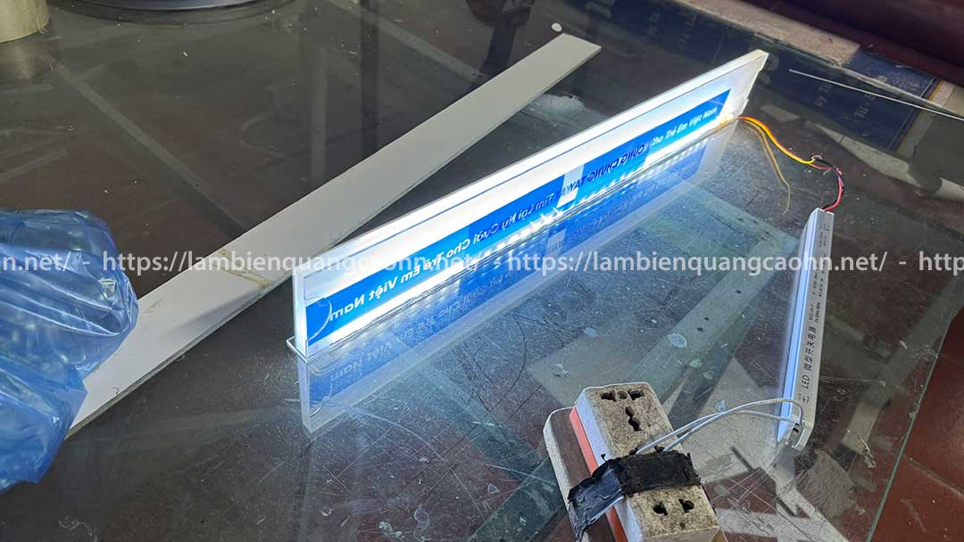 Vật liệu trong suốt làm biển quảng cáo