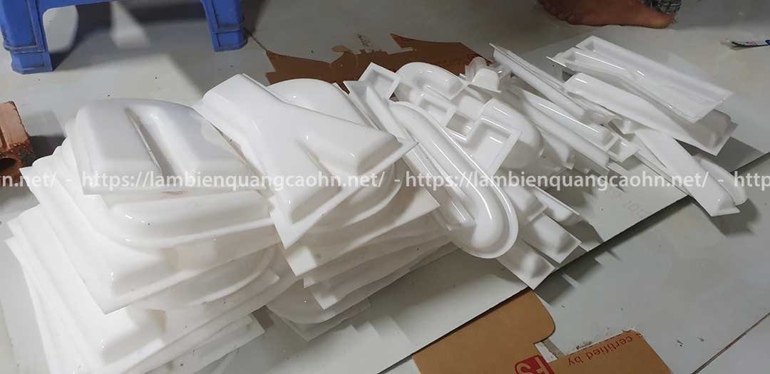 Vật liệu trong suốt làm biển quảng cáo