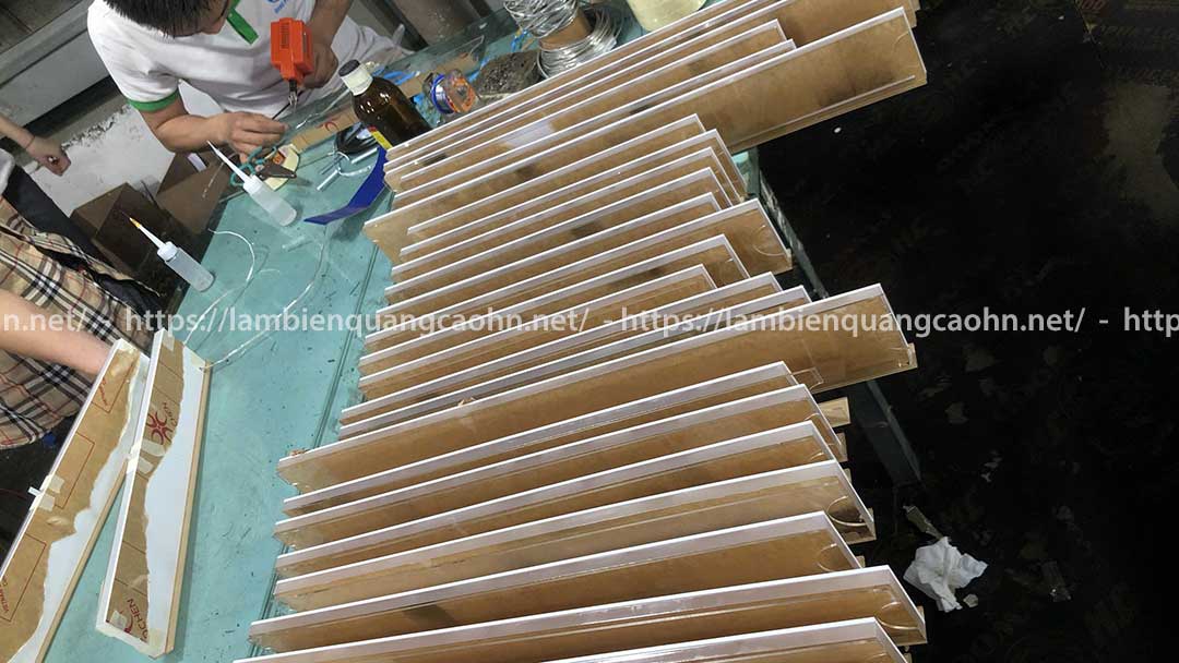 Vật liệu trong suốt làm biển quảng cáo