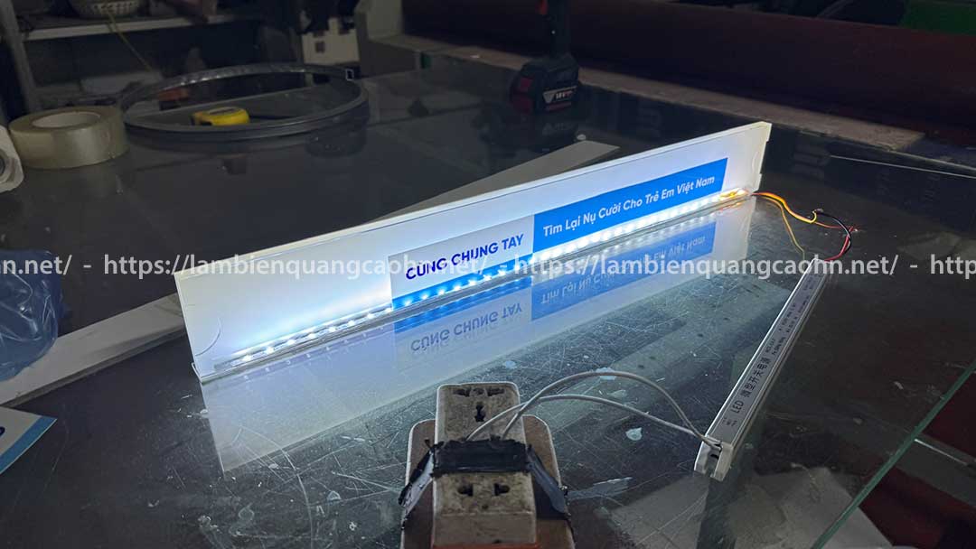 Vật liệu trong suốt làm biển quảng cáo