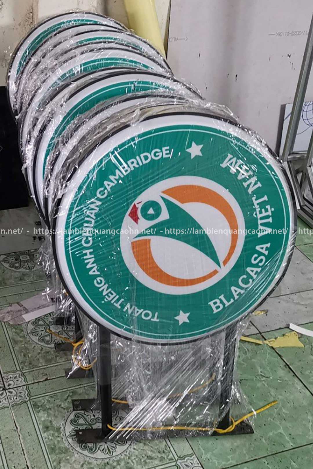 Vật liệu trong suốt làm biển quảng cáo