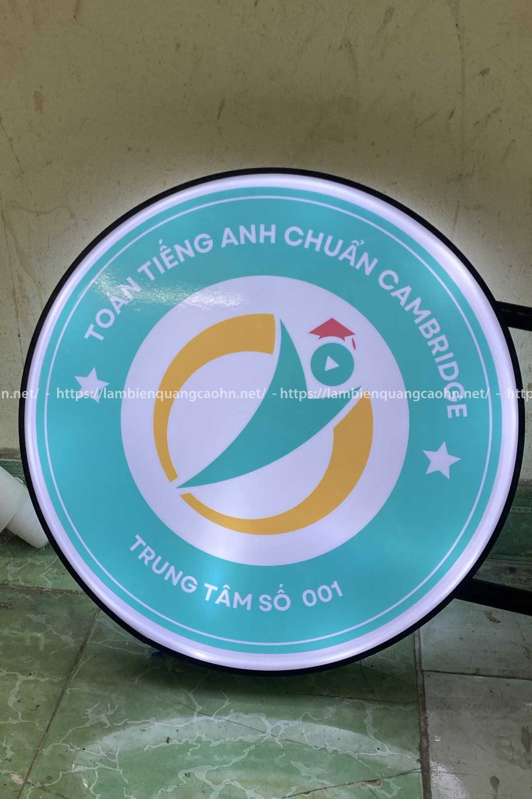Vật liệu trong suốt làm biển quảng cáo