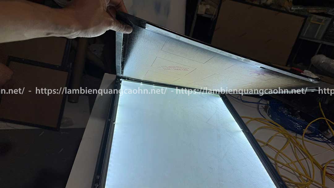 Vật liệu trong suốt làm biển quảng cáo