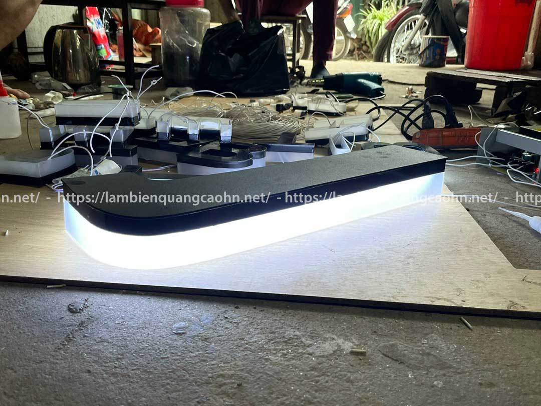 Vật liệu trong suốt làm biển quảng cáo