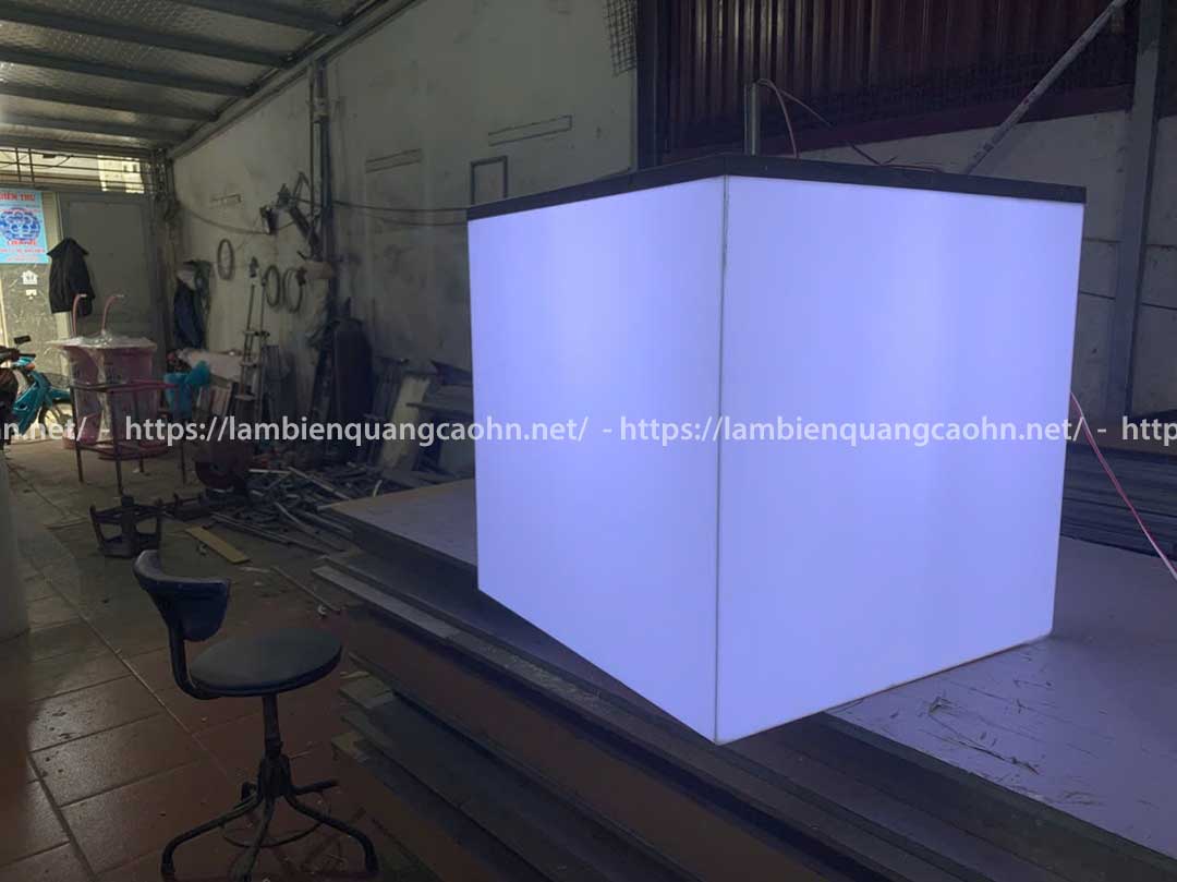 Vật liệu trong suốt làm biển quảng cáo