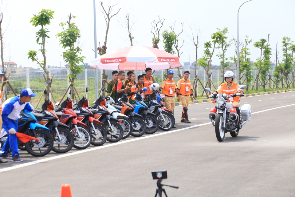 Hướng dẫn lái xe máy an toàn của HONDA Việt Nam