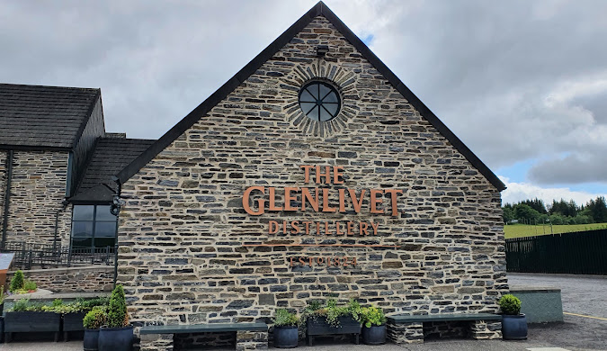 hình ảnh nhà máy chưng cất rượu The Glenlivet