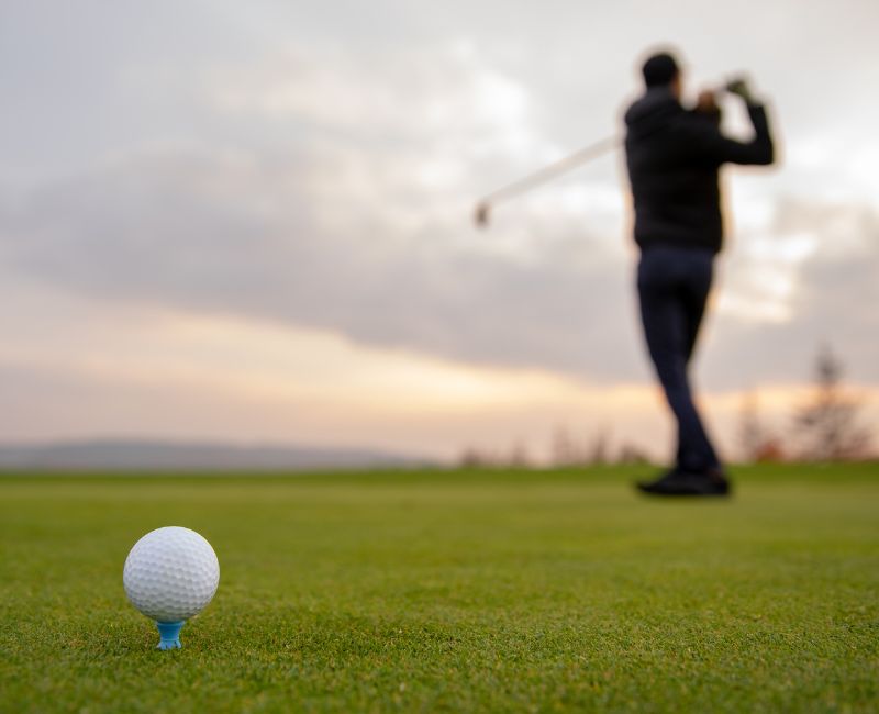 Kỹ thuật cứu bóng golf trong bẫy bụi cỏ mà bạn cần biết