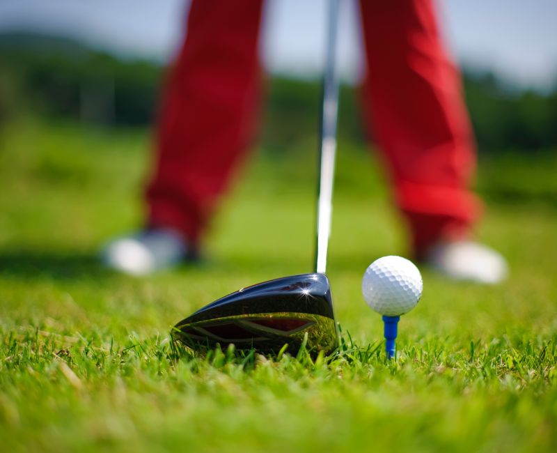 Tư thế đứng chuẩn trong golf tránh chấn thương