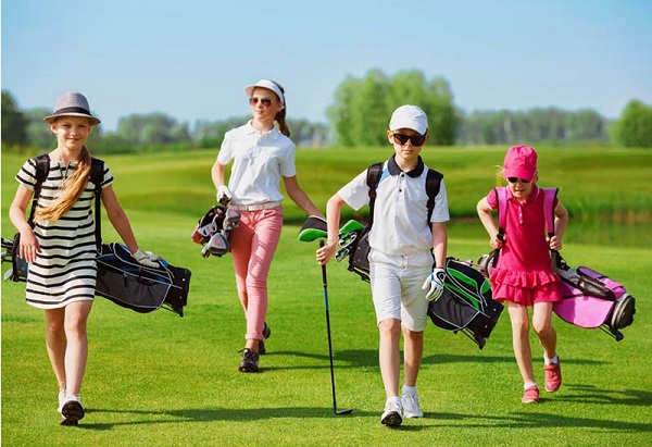 Chuẩn bị trang phục cho trẻ khi đánh golf  