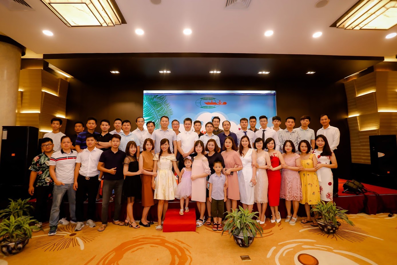 Chụp ảnh lưu niệm sau đêm gala 