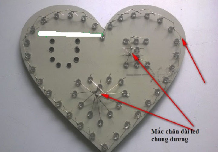 Bẻ chung các chân Led lại với nhau