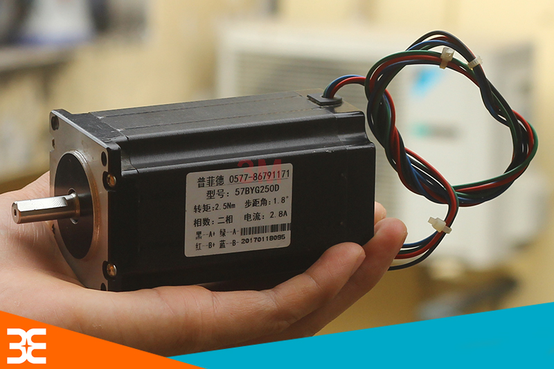 Động cơ bước 2.8A được cầm trên tay