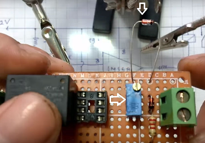 Gắn Diode zener 3,9V và trở 1K2 vào mạch