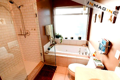 Phòng tắm ở cuối hành lang, điều cấm kỵ