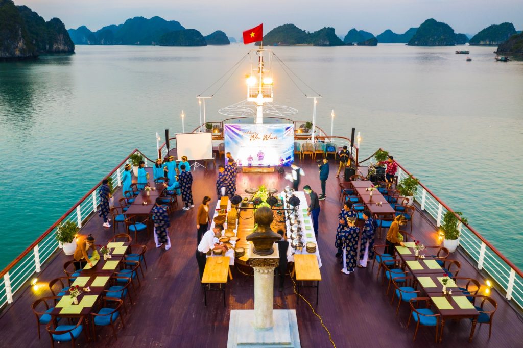 Mùa Tiệc Cuối Năm Trên Du Thuyền 5 Sao Hạ Long