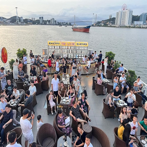 Du thuyền Sea Octopus Cruise ( tàu tối)