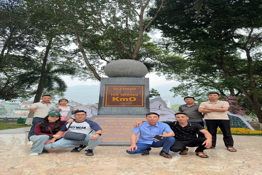 Tour Hà Giang - Cao Nguyên Đá Đồng Văn - Đèo Mã Pì Lèng - Cột Cờ Lũng Cú - Bản Lô Lô Chải (3N2Đ)