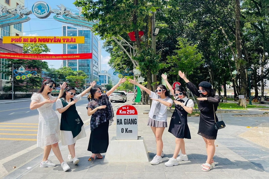 Tour Hà Giang - Cao Nguyên Đá Đồng Văn - Đèo Mã Pì Lèng - Cột Cờ Lũng Cú - Bản Lô Lô Chải (3N2Đ)