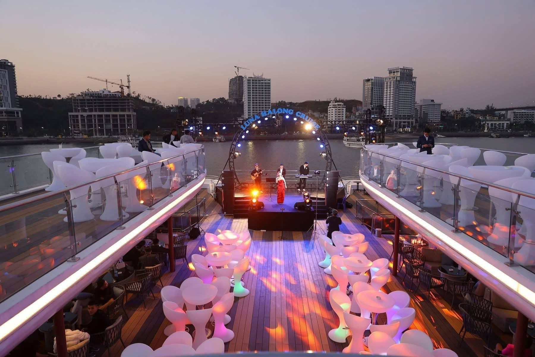 Thuê trọn Du thuyền trong ngày Luna Hạ Long