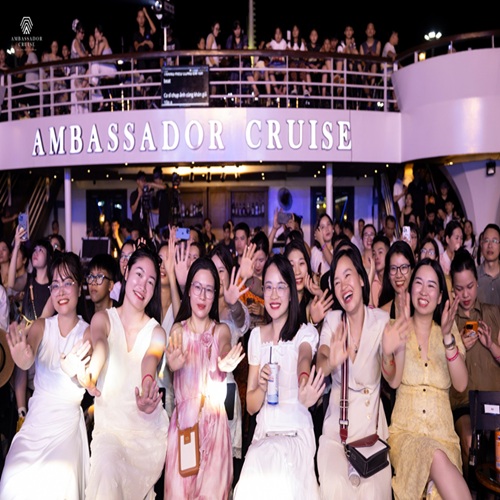 Du thuyền Ambassador Dinner Cruise (Tàu tối)